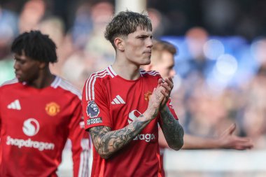 Manchester United takımından Alejandro Garnacho, 22 Şubat 2025 tarihinde İngiltere 'nin Liverpool kenti Goodison Park' ta oynanan Premier League maçından sonra taraftarları alkışlıyor.