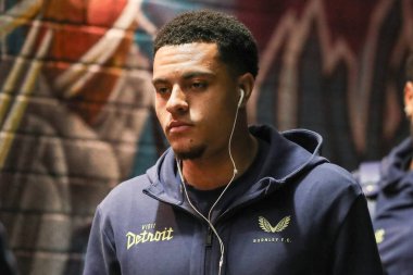 Burnley 'den CJ Egan-Riley 21 Şubat 2025' te Burnley 'nin Sheffield' a karşı oynadığı Turf Moor, Burnley 'deki Gökyüzü İddia Şampiyonası maçından önce toprağa ulaştı.