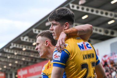Leeds Rhinos takımından Riley Lumb, Salford Community Stadyumu, Eccles, Birleşik Krallık 'ta oynanan 2. Salford Red Devils - Leeds Rhinos maçında denemesini kutluyor.