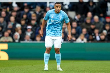 Nottingham Ormanı 'ndan Murillo Santiago, İngiltere' nin Newcastle şehrindeki St. James 's Park' ta oynanan Premier League karşılaşmasında Newcastle United ve Nottingham Ormanı maçını izliyor.