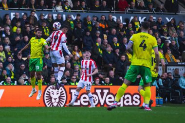 Norwich City 'den Anis Slimane, Stoke City' den Ali Al-Hamadi Gök İddia Şampiyonası maçı sırasında Norwich City, Norwich City 'ye karşı Norwich Road, Norwich, İngiltere, 22 Şubat 2025