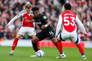 West Ham United 'dan Muhammed Kudus, 22 Şubat 2025 tarihinde Birleşik Krallık' taki Emirates Stadyumu 'nda oynanan Premier League maçı Arsenal-West Ham United maçında Arsenal' li Martin Odegaard tarafından baskı altına alındı.