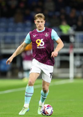 Burnley 'den Zian Flemming 21 Şubat 2025' te Burnley ile Sheffield arasında oynanan Gökyüzü İddia Şampiyonası maçında topu ileri sürüyor.