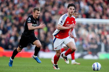 Arsenal 'den Declan Rice, 22 Şubat 2025' te Birleşik Krallık 'taki Emirates Stadyumu' nda oynanan Premier League maçında topu aldı.