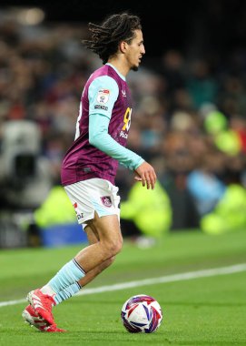 Burnley 'den Hannibal Mejbri 21 Şubat 2025' te Burnley, Burnley 'e karşı Çarşamba günü oynanan Gökyüzü İddia Şampiyonası maçında topu ayaklarının dibine aldı.