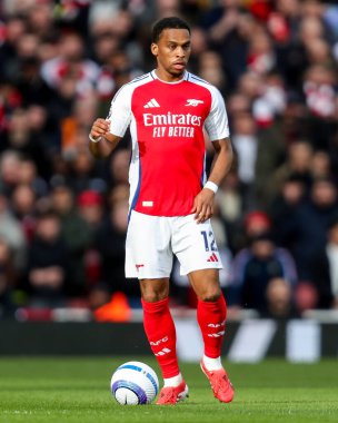 Arsenal 'den Jurrien Timber, 22 Şubat 2025 tarihinde Londra' daki Emirates Stadyumu 'nda oynanan Premier League maçında topla koşar.