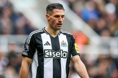 Newcastle United takımından Fabian Schar, Premier League maçı sırasında St.James 's Park, Newcastle, İngiltere' de oynanan Newcastle United - Nottingham Forest maçına bakıyor.