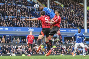Everton oyuncusu Beto, 22 Şubat 2025 'te İngiltere' nin Liverpool şehrinde oynanan Goodison Park 'ta oynanan Premier League maçında kaleye doğru ilerliyor.