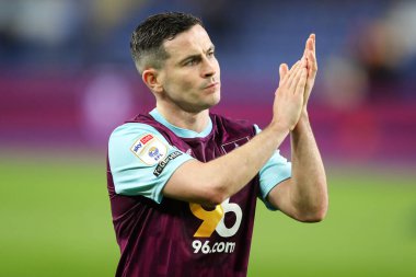 Burnley 'den Connor Roberts, 21 Şubat 2025' te Burnley - Sheffield maçından sonraki son düdük sesinden sonra taraftarları alkışlıyor.