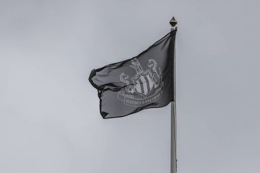 St. James 's Park, Newcastle, İngiltere' de oynanan Premier League maçı sırasında Newcastle United ve Nottingham Ormanı 'nın üzerinde bir Newcastle bayrağı dalgalanmaktadır.