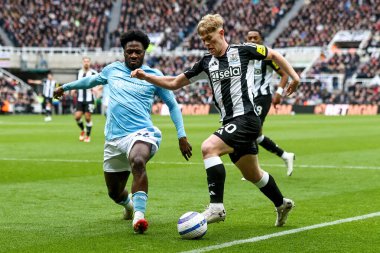 Lewis Hall of Newcastle United Premier League maçı sırasında Nottingham Ormanı 'ndan Ola Aina' nın baskısı altında Newcastle United Nottingham Ormanı 'na karşı St. James' s Park, Newcastle, Birleşik Krallık, 23 Şubat 2025