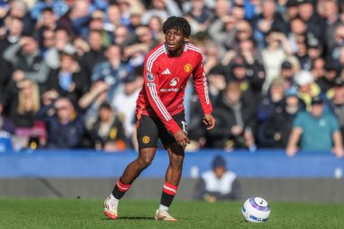 Manchester United takımından Patrick Dorgu, 22 Şubat 2025 tarihinde Goodison Park, Liverpool, İngiltere 'de oynanan Everton Manchester United maçında