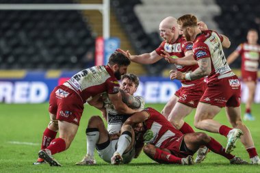 Hull FC 'den Tom Briscoe, Wigan Warriors' dan Abbas Miski ve Wigan Warriors 'tan Bevan French' in oynadığı Betfred Süper Lig 2. Raundu 'nda Hull FC, Wigan Warriors' a karşı MKM Stadyumu, Hull, Birleşik Krallık, 21 Şubat 2025