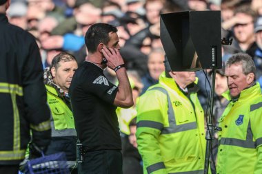 Hakem Andy Madley, 22 Şubat 2025 tarihinde İngiltere 'nin Liverpool kentinde Goodison Park' ta oynanan Premier League maçında Everton Manchester United 'a karşı penaltı için VAR ekranını kontrol ediyor.