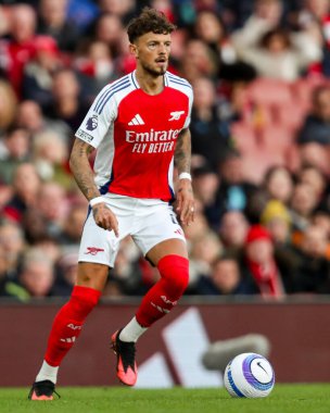 Arsenal 'den Ben White, 22 Şubat 2025' te Birleşik Krallık 'taki Emirates Stadyumu' nda oynanan Premier League maçında topla koşuyor.