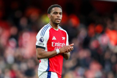 Arsenal 'den Jurrien Timber, 22 Şubat 2025 tarihinde Emirates Stadyumu' nda oynanan Premier League karşılaşması sonrasında takımların yenilgisinin ardından taraftarları kabul etti.