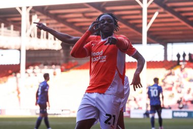 Blackpool 'dan Niall Ennis, 21 Şubat 2025' te Bloomfield Road, Blackpool, İngiltere 'de oynanan Blackpool-Crawley Town maçında 1-0 öne geçme golünü kutluyor.