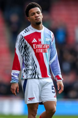 Arsenal 'den Ethan Nwaneri, 22 Şubat 2025' te Birleşik Krallık 'taki Emirates Stadyumu' nda oynanan Premier League karşılaşması öncesinde ısınıyor.