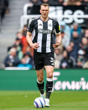 Newcastle United takımından Dan Burn, 23 Şubat 2025 'te İngiltere' nin Newcastle kentindeki St. James 's Park' ta oynanan Premier League maçı sırasında topla koşuyor.