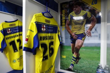 Warrington Wolves 'dan Dan Russell' ın gömleği, 21 Şubat 2025 'te İngiltere' nin Warrington şehrindeki Luke Littler Stadyumu 'nda oynanan Warrington Wolves-Catalans maçında soyunma odasında asılı.