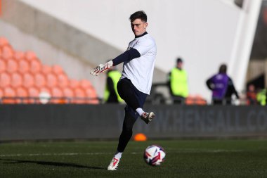 Blackpool 'dan Harry Tyrer, maç öncesi ısınma maçında Blackpool - Crawley Town maçı var. Bloomfield Road, Blackpool, Birleşik Krallık, 22 Şubat 2025