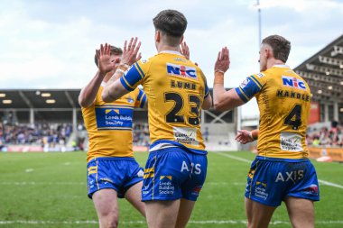 Leeds Rhinos takımından Riley Lumb, Salford Community Stadyumu, Eccles, Birleşik Krallık 'ta oynanan 2. Salford Red Devils - Leeds Rhinos maçında denemesini kutluyor.