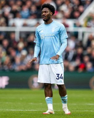 Nottingham Ormanı 'ndan Ola Aina, Premier Lig maçı sırasında St.James' s Park, Newcastle, İngiltere 'de oynanan Newcastle United - Nottingham Forest maçına bakıyor.