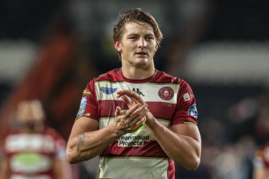 Wigan Warriors 'dan Harvey Makin, 21 Şubat 2025' te MKM Stadyumu 'nda oynanan Betfred Süper Lig 2. tur karşılaşmasında taraftarları alkışlıyor.
