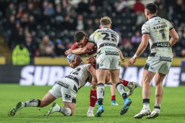 Wigan Warriors takımından Patrick Mago, Hull FC 'den Jordan Lane ve Hull FC' den Denive Balmforth tarafından 21 Şubat 2025 'te MKM Stadyumu' nda oynanan Betfred Süper Lig karşılaşmasında yenildi.