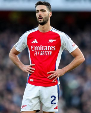 Arsenal 'den Mikel Merino, 22 Şubat 2025' te Birleşik Krallık 'taki Emirates Stadyumu' nda oynanan Premier Lig karşılaşmasında Arsenal 'e karşı West Ham United' ı izliyor.