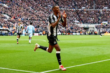 Newcastle United 'tan Alexander Isak, Premier League maçı Newcastle United ve Nottingham Forest maçında 23 Şubat 2025' te St. James 's Park, Newcastle, İngiltere' de 4-1 kazanma hedefini kutluyor.