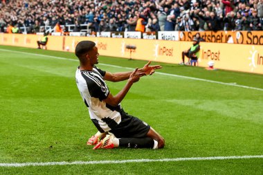Newcastle United 'tan Alexander Isak, Premier League maçı Newcastle United ve Nottingham Forest maçında 23 Şubat 2025' te St. James 's Park, Newcastle, İngiltere' de 4-1 kazanma hedefini kutluyor.