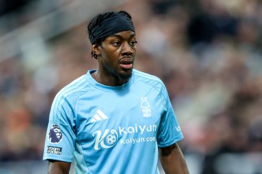 Nottingham Ormanı 'ndan Anthony Elanga, Premier League maçı sırasında St.James' s Park, Newcastle, İngiltere 'de oynanan Newcastle United - Nottingham Forest maçına bakıyor.