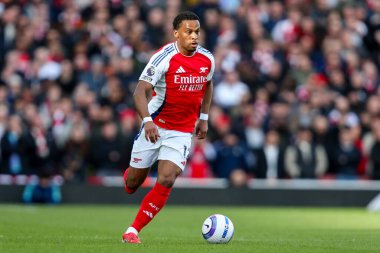 Arsenal 'den Jurrien Timber, 22 Şubat 2025 tarihinde Londra' daki Emirates Stadyumu 'nda oynanan Premier League maçında topla koşuyor.