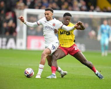 Watford 'dan James Abankwah, 23 Şubat 2025' te Watarage Road, Watford, İngiltere 'de oynanan Sky Bet Şampiyonası karşılaşmasında Luton Town' dan Jacob Brown 'a meydan okumaya kalkıştı.