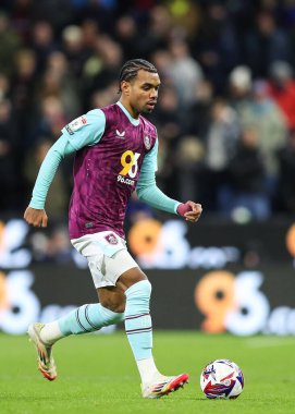 Burnley 'li Lucas Pires, 21 Şubat 2025' te Burnley, Burnley, İngiltere 'deki Turf Moor maçında Burnley' e karşı oynadığı Gökyüzü İddia Şampiyonası maçında topu ayaklarının dibine aldı.