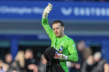 Everton 'dan Jordan Pickford, 22 Şubat 2025 tarihinde İngiltere' nin Liverpool şehrinde oynanan Everton-Manchester United maçında taraftarlara el sallıyor.