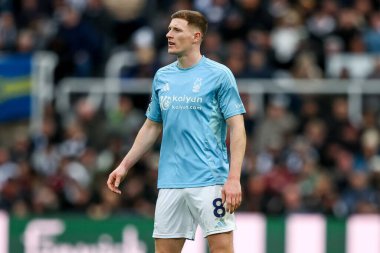 Nottingham Ormanı 'ndan Elliot Anderson, Premier Lig maçı sırasında St.James' s Park, Newcastle, Birleşik Krallık 'ta Newcastle United - Nottingham Forest maçına bakıyor.
