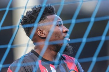 Manchester United takımından Andr Onana Premier League maçı sırasında 22 Şubat 2025 'te Goodison Park, Liverpool' da oynanan Everton-Manchester United maçında ısınma turunda