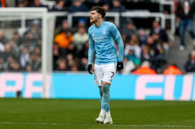 Nottingham Ormanı 'ndan Neco Williams takım talimatlarını 23 Şubat 2025' te İngiltere 'nin Newcastle kentindeki St. James' s Park 'ta oynanan Premier League maçı Newcastle United ve Nottingham Forest maçında verdi.