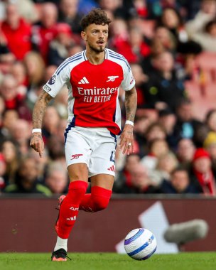 Arsenal 'den Ben White, 22 Şubat 2025' te Birleşik Krallık 'taki Emirates Stadyumu' nda oynanan Premier League maçında topla koşuyor.