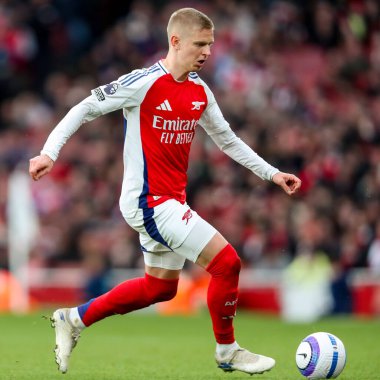 Arsenal 'den Oleksandr Zinchenko, 22 Şubat 2025' te Birleşik Emirates Stadyumu 'nda oynanan Premier League maçında topla koşuyor.