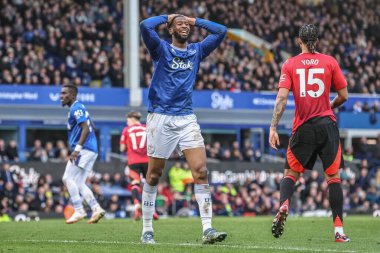 Everton oyuncusu Beto, 22 Şubat 2025 tarihinde İngiltere 'nin Liverpool kentinde Goodison Park' ta oynanan Premier League maçında Manchester United 'a karşı oynanan golü kaçırdı.