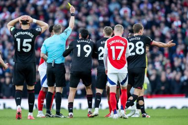 Arsenal takımından Myles Lewis-Skelly, 22 Şubat 2025 tarihinde İngiltere 'nin Emirates Stadyumu' nda oynanan Premier League maçında West Ham United maçında sarı kart aldı.