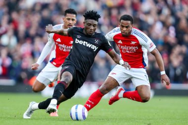 West Ham United takımından Muhammed Kudus, 22 Şubat 2025 tarihinde Emirates Stadyumu 'nda oynanan Premier League maçında topu düşürür.