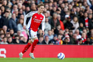 Arsenal 'den Martin Odegaard, 22 Şubat 2025' te Birleşik Krallık 'ın Emirates Stadyumu' nda oynanan Premier League maçında topla koşuyor.