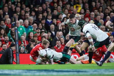 İrlanda 'dan Mack Hansen, 22 Şubat 2025 tarihinde İngiltere' nin Cardiff şehrindeki Principality Stadyumu 'nda oynanan Galler-İrlanda maçı sırasında Galler' den Blair Murray ve Joe Roberts tarafından yenildi.