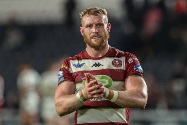 Wigan Warriors 'dan Luke Thompson, 21 Şubat 2025' te MKM Stadyumu 'nda oynanan Betfred Süper Lig 2. Raundunda taraftarları alkışlıyor.
