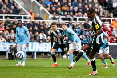 Newcastle United takımından Alexander Isak, 23 Şubat 2025 tarihinde İngiltere 'nin Newcastle şehrinde oynanan Premier League maçı Newcastle United - Nottingham Forest maçında 3-1 öne geçmek için penaltı aldı.