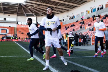 Blackpool 'dan Jordan Lawrence-Gabriel maç öncesi ısınma maçında Blackpool' a karşı Crawley Town maçı var. Bloomfield Road, Blackpool, Birleşik Krallık, 22 Şubat 2025